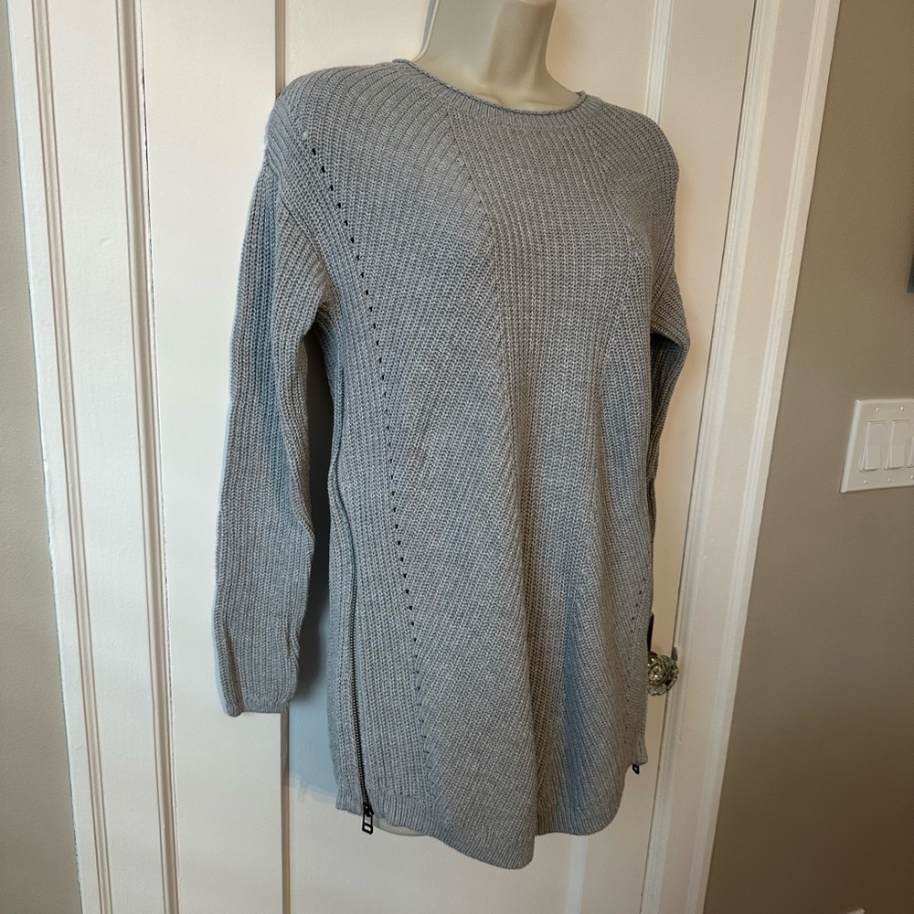 LIKE NEW Caslon from Nordstrom light grey knit sweater with side zippers